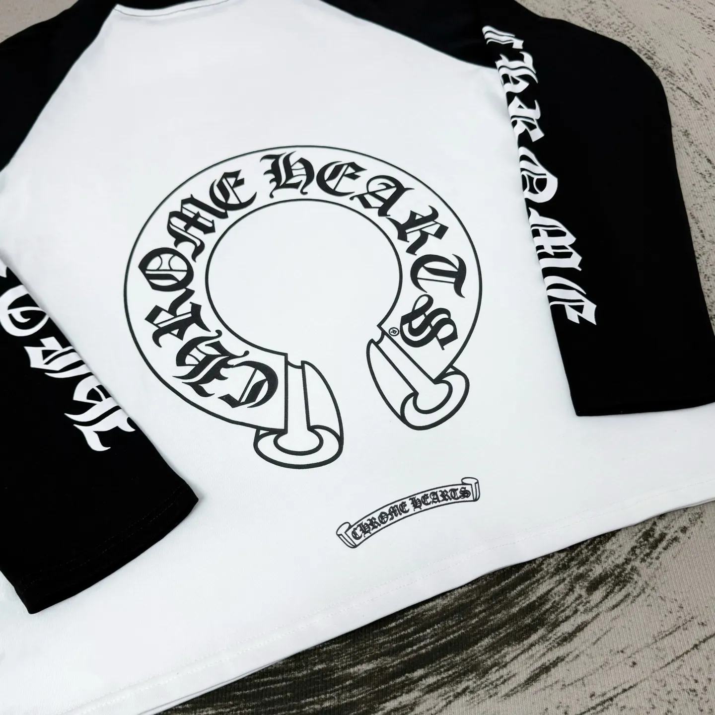 P170 Chrome Hearts black and white splicing Miami limited horseshoe long sleeves, the same style at ChromeHearts counters. Made of 280g pure cotton fabric, 32 count double yarn. Very textured on the handle. Three-dimensional and atmospheric. Versatile and easy to wear in autumn. Black and white contrasting colors are simple and elegant. It adopts os version. The upper body effect is very good. Suitable for all body types. Soft and comfortable. CH letter offset printing on the front and horseshoe Sanskrit offset printing on the back. Small markings on the hem. Resistant to machine washing. Does not fade or deform. Complete accessories, original mold opening, perfect restoration of zp 2:1, same style for men and women, versatile and not picky, size s m l xl color black and white